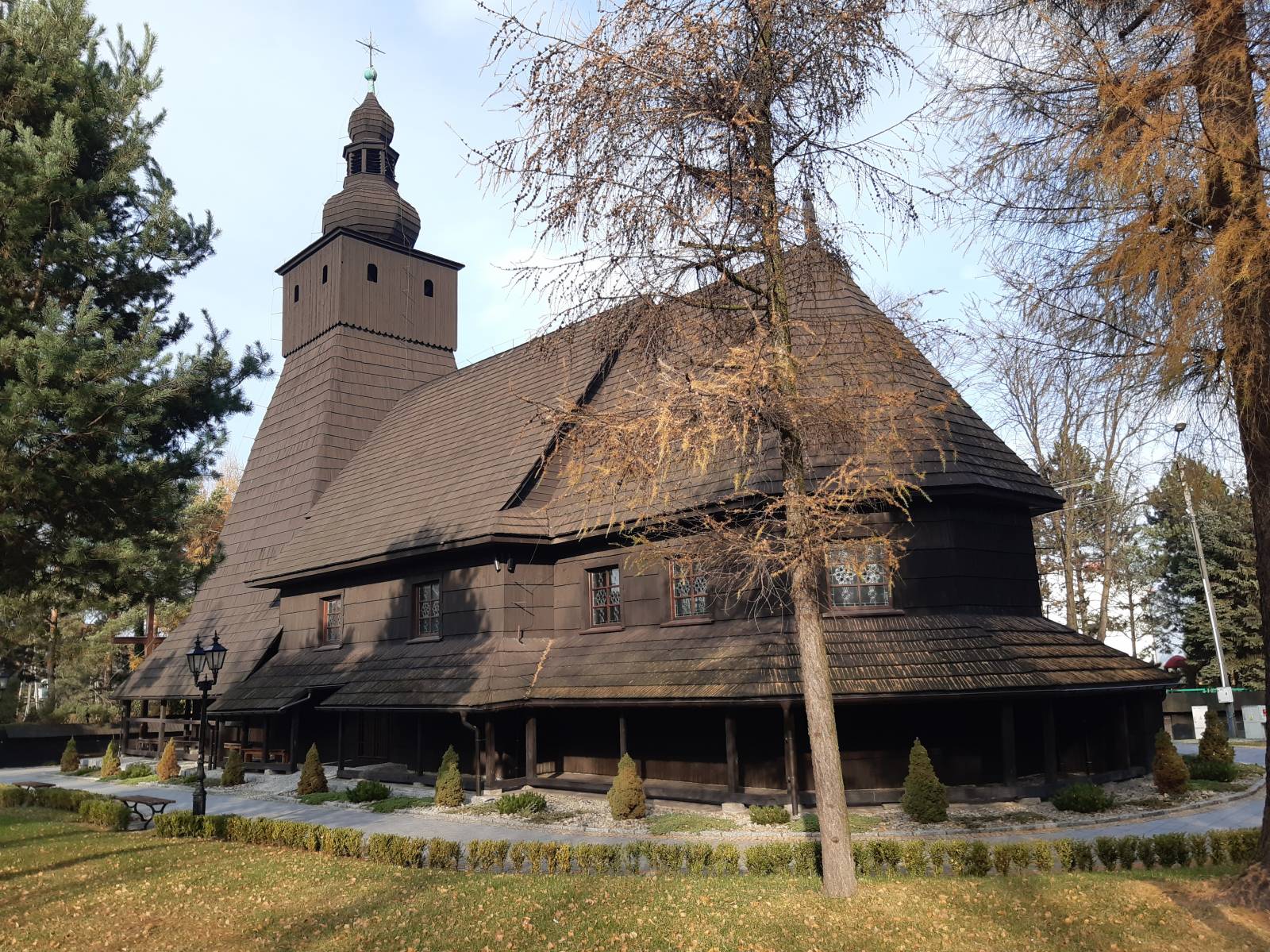 Zdjęcie Kościoła Podwyższenia Krzyża Świętego w Kaczycach od lewej